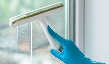 Lavaggio vetrate per negozi e uffici